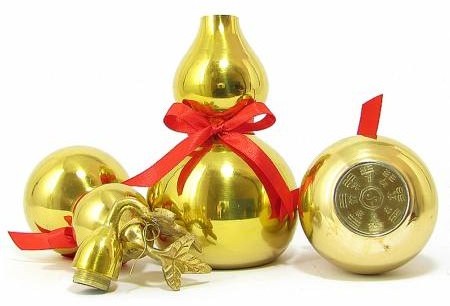 葫芦象征“福禄”，而在家的正南方摆放一个金葫芦，能够招财致富。