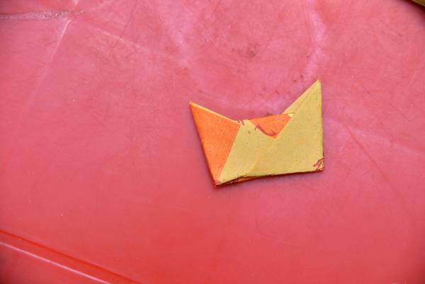 5.金纸的角各别往内折，就形成一个小元宝的形状。