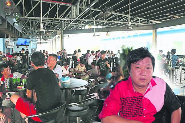 拿督刘锦东(小图)表示,酒廊开业后,反应热烈,来自各国的石化厂职员,在晚间也有个娱乐好去处。