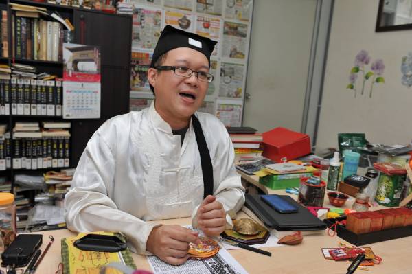 王忠文道长透露,尸体入葬至少要超过10年时间,才有可能完全腐化,若尸体还不到自然腐化的期限贸然动土拾金迁葬,会惊动先人。