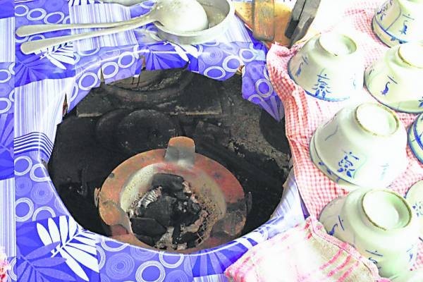 陈亚明坚持以木炭熬煮的麦粥具有独特的麦香。