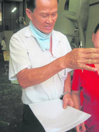 工作时间不苟言笑,然而镜头以外的王和其实谈笑风生。