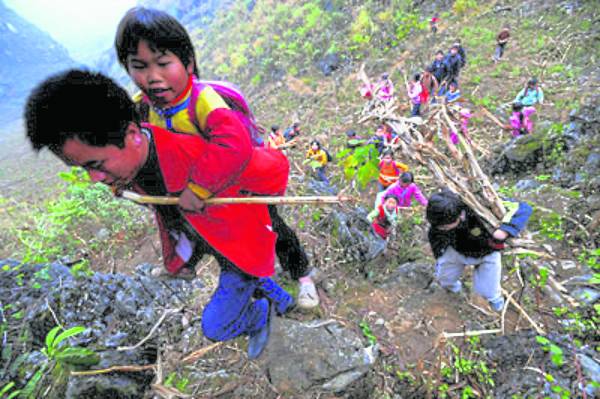 穿过山洞之前，要先走一段半小时的崎岖山路。