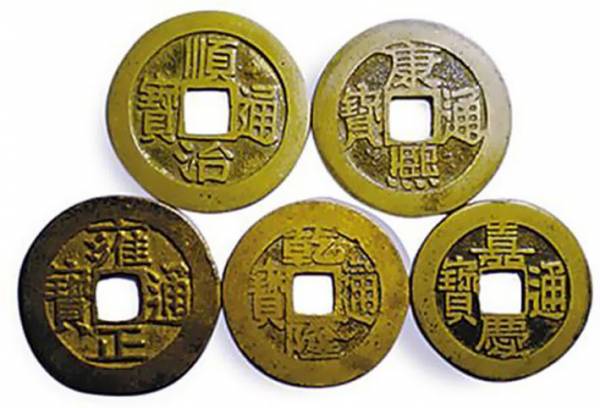 将三枚五帝钱带在身边,可以抵挡鸡年凶煞星。
