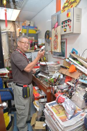 小小的工作室,堆满了各种零件,随时当「电器救世主」!