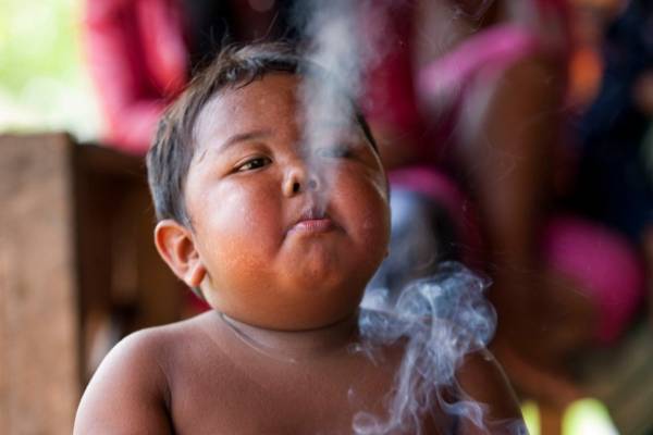 2岁烟鬼：阿迪2岁时已是“烟鬼”，每天要抽40根烟，没有烟抽就会发脾气。