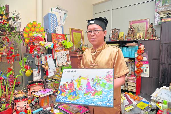 生意兴隆符只适用于商业场所内,王道长表示,曾指引一名女印刷商把灵符贴在「八仙过海」的画框后面,结果客源不绝。