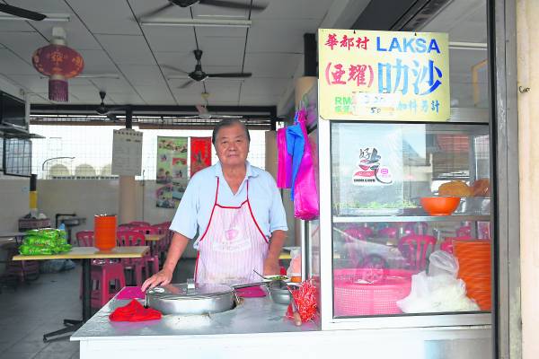 亚耀叻沙虽然经过50年历史的洗礼，仍然保有传统的味道。 亚耀叻沙饮食中心 地址：Jalan 10, Kg.Valdor, Sungai Bakap. 时间：10am-6pm 