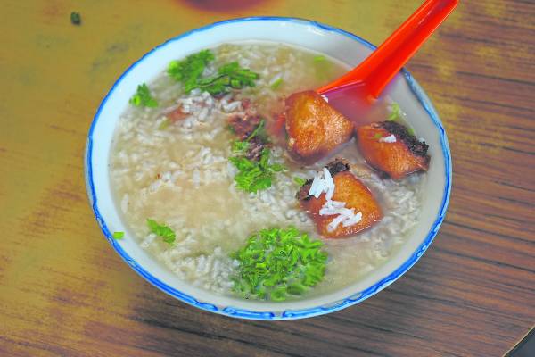 松鱼粥 明新茶室 地址:华都村8条路 时间:11am-11pm(周二休息) 电话:019-4721626