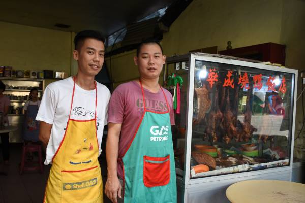 陈庆集及陈庆进一起打理这间烧鸭饭店，并坚持用椰壳来烧鸭。