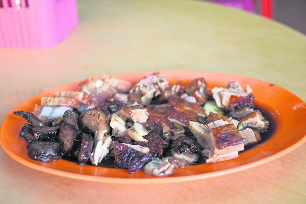 潮州烧鸭 爪夷华成烧鸭饭店 地址:1121,Jalan Pekan, 14200 Sg.Bakap, Pulau Pinang. 电话:04-5821396(012-5793973/012-4612972) 时间:9am-4pm(农历初一、十五休息)