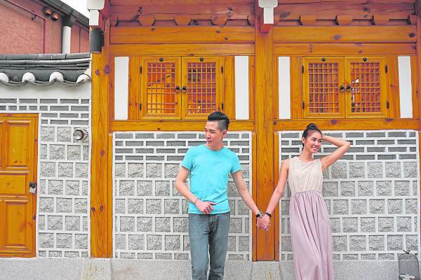 Kif与太太Stephanie在首尔的北村韩屋村留下幸福合影。
