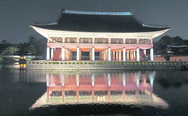夜晚的景福宫别具另一番风味，池塘映射出周边楼阁风景的美丽倒影，显得宁静迷人之美。