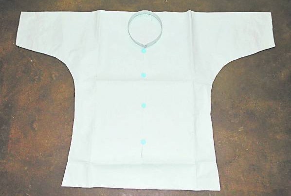 郑赛英最为擅长制作的纸唐山装。