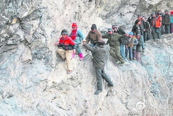 乡干部在峭壁上奋力保护学生，孩子上学路的惊险，不看到的人难以想象。