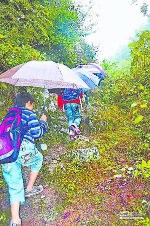 在这段路旁边就是几十米深的峡谷陡峭的山崖，在雨中行走可是很辛苦的。