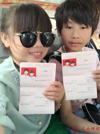 中国最近疯传一组照片，照片里有一对约10岁，乳臭未干的小男孩和小女孩，竟然登记结婚了！