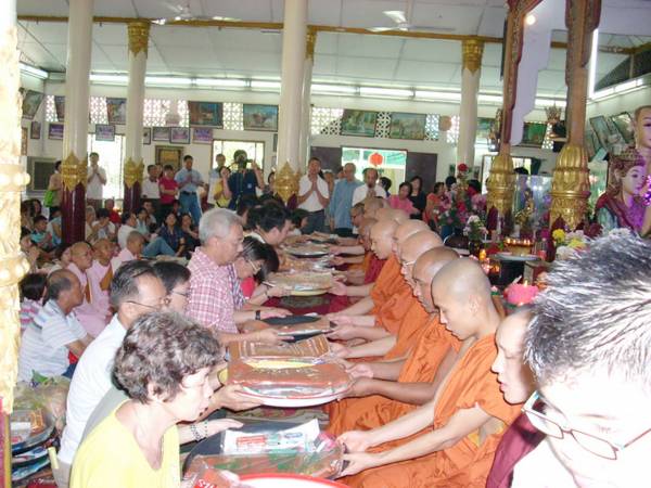 泰国人会在守夏节奉送袈裟给僧侣们，这种行善做法有催运积德的功效，近年连带大马也掀起这股送袈裟热潮。