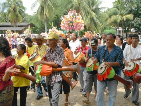 守夏节是泰国重要的佛教节日，人们会一起庆祝这一神圣的节日。