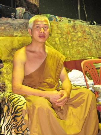 佛寺主持人阿占考弟砂贞鲁表示,僧侣们只能在“守夏节”过后才能换过一件新的袈裟。