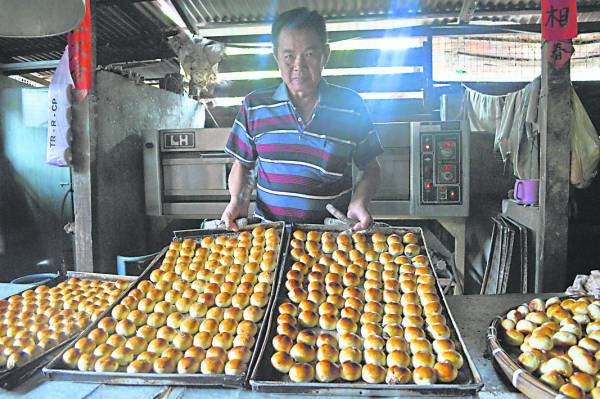 吴胜河纯手工制作的乌糖饼，香酥可口，远近驰名。