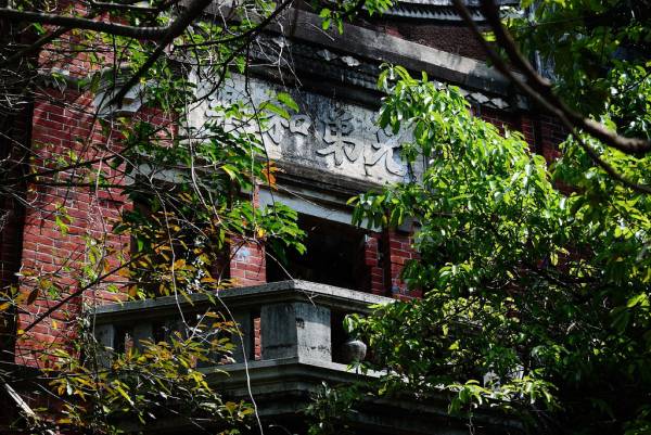 民雄鬼屋正式名称为「刘氏古厝」,是一个父亲为了和家人聚集一堂而建的大楼,没想到如今却成为鬼屋。