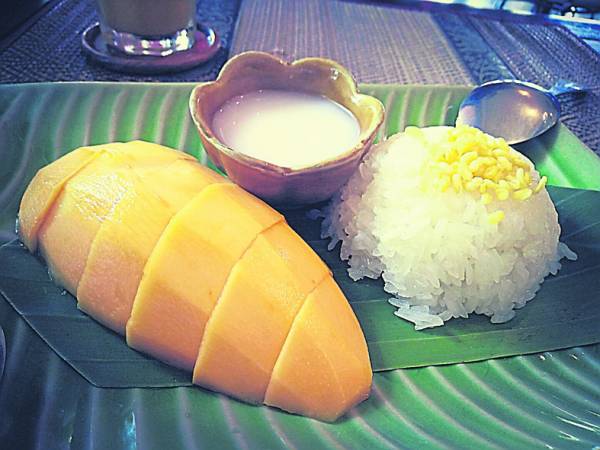 泰国传统小吃──芒果糯米饭。