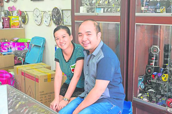 许佳耀和蔡珍妮于四年前开始经营钟表店，许佳耀也是同行之中最为年轻的钟表修理师傅。
