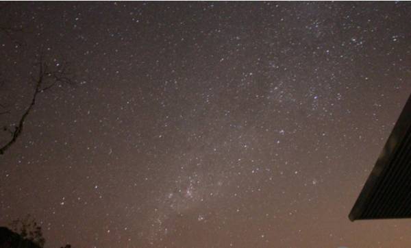 到了夜晚,我们可以直接用肉眼看到天上的星星,可见这里一点光害也没有!
