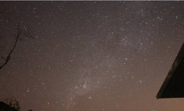 到了夜晚，我们可以直接用肉眼看到天上的星星，可见这里一点光害也没有！