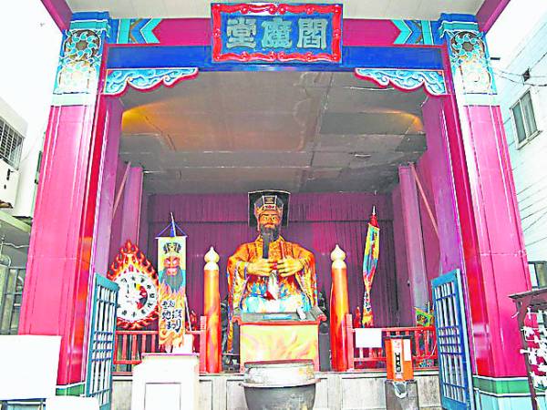 地狱谷“阎魔堂”的阎罗王每天都会出来审判5次,而且还会“变脸”,不想被阎王审,就不要做坏事。