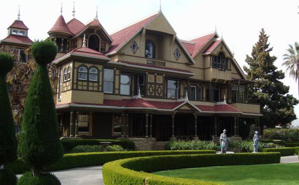 温彻斯特神秘屋是加州圣何塞地区一座出了名的古怪建筑。