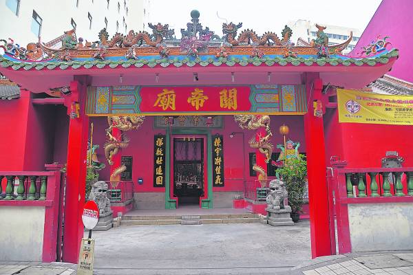 庙宇位处旅游热点，吸引不少游客入内参观，还有在附近工作的人士也回到庙内烧香祈福。
