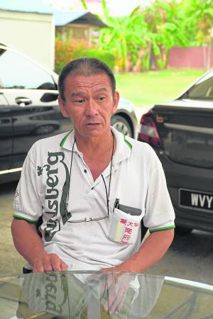 爱大华南府宫庙主陈泽发表示,拿督家里湿漉漉的脚印乃是河魔作祟。