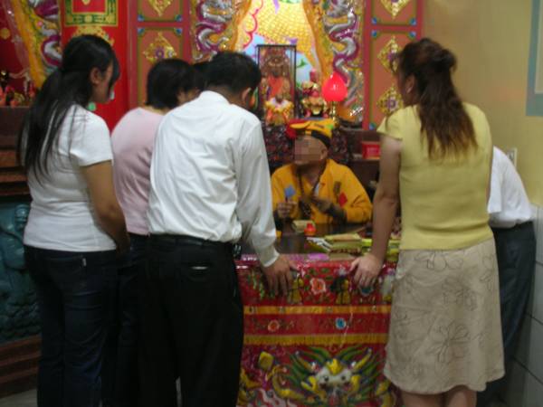 真正的神明代言人是助人度难关而不求回报,只有假乩童才会从善信身上骗取利益。