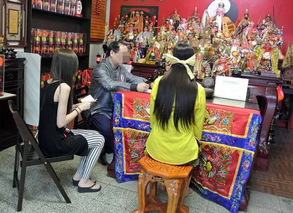 迷信的善信宁愿选择相信神明也不寻求西医的协助,延误病情,后悔莫及。