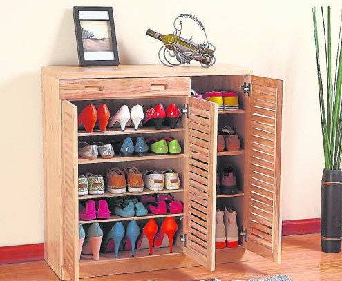 除了保持鞋柜清洁外，放置在鞋柜里的鞋子一定要将鞋头朝向内放，否则容易形成“冲煞”。