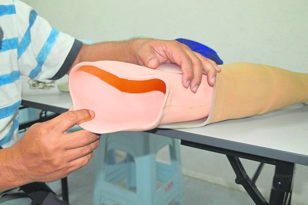 在义肢接口处添置塑料海绵，是用以避免磨损截肢者的伤口。
