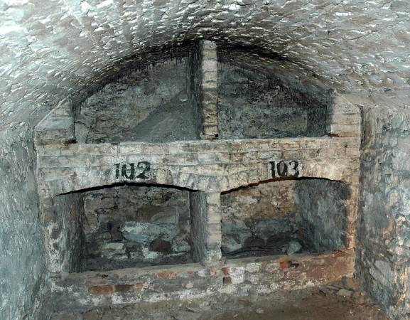谣传爱丁堡地下室是连环杀手的犯罪场所，因此常有鬼魂出没。