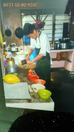 在戒毒所里，陈松华负责掌厨。