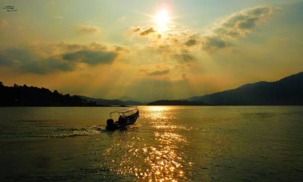 到了傍晚时分,肯逸湖的夕阳就像咸鸭蛋吊挂在空中似的,美丽极了。