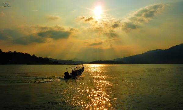 到了傍晚时分，肯逸湖的夕阳就像咸鸭蛋吊挂在空中似的，美丽极了。