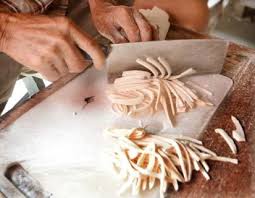 “刀麻切”是从搓揉、绞薄和切丝，都是以人手制作的手工面条。