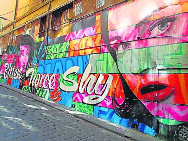 在有艺术之都称呼的墨尔本，除了电车本身有许多不同主题的彩绘，藏在巷弄里的涂鸦街更是不可错过的取景地。