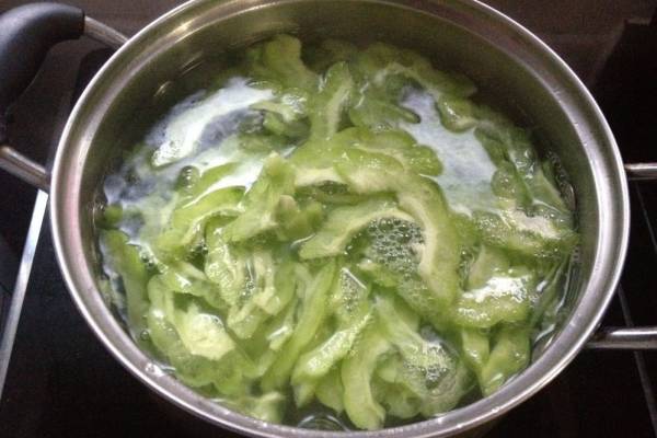你饱受尿酸的折磨?网传用苦瓜煲水喝,可以治疗尿酸。