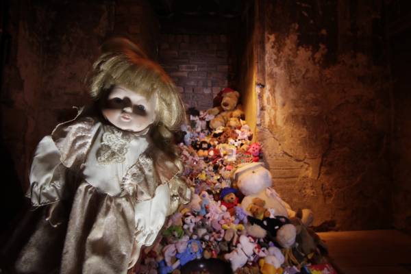有些前来玛丽金街观光的游客会带一些洋娃娃给“安妮”，据传她是在1645年被父母遗弃在这里。
