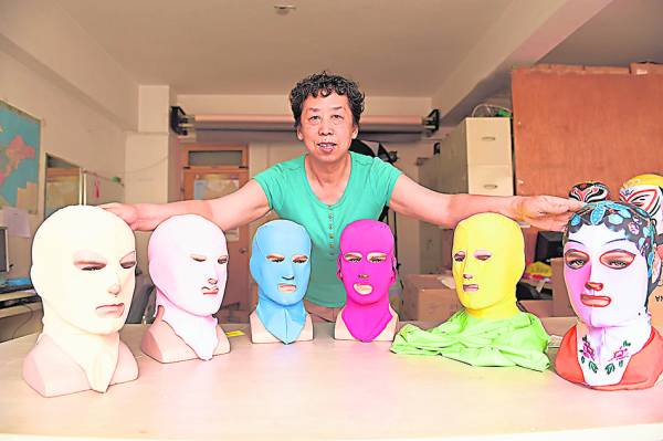 张式范与她发明的六代脸基尼（从左到右）的合照。
