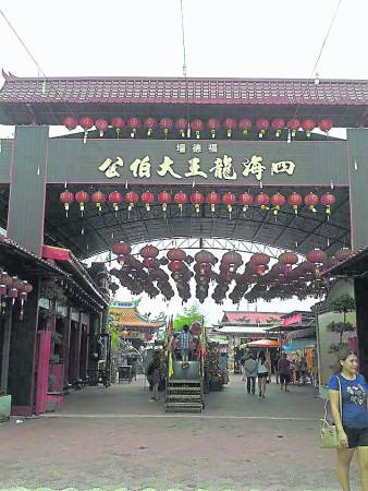 来到峇株巴辖这座富丽堂皇的四海龙王大伯公庙，在入庙拜神前需要经过多个“好运净化站”，去除身上所有秽气，让你带着旺气回家！