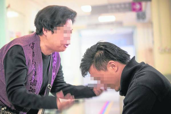 姜太公指出,国威经常偷窃母亲的私房钱,害她经常疑神疑鬼,幸好最后向母亲认错取得原谅,同时化解了内心的不安。