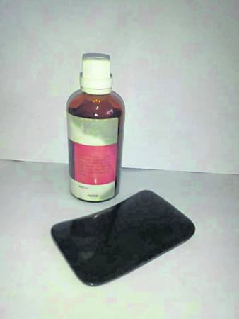 刮痧的工具非常简单,只需要一罐精油和一个刮痧板。